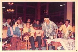 Foto Ketua Umum DPP Golkar, Sudharmono, S.H duduk berdampingan dengan Bupati Kebumen, H.M.C Tohir...