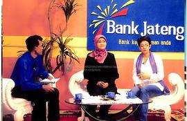 Bupati Rustriningsih bersama dengan presenter kondang Nurul Arifin dalam program "Selamat Pa...