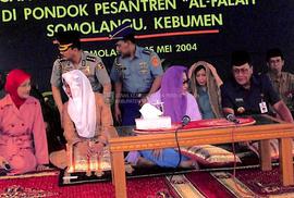 Presiden Megawati Soekarnoputri berbincang dengan Gubernur Jawa Tengah Mardiyanto