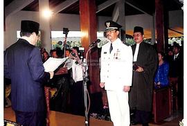 Foto Pengambilan sumpah jabatan oleh anggota DPRD kepada Bupati Kebumen, H.M. Amin Soedibyo untuk...
