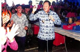 Gubernur Jawa Tengah, H. Mardiyanto bernyanyi dan bergoyang bersama warga