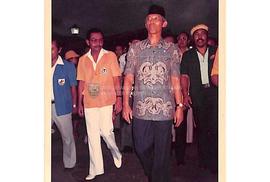 Foto Bupati H.M.C Tohir dan Ketua Umum DPP Golkar, Sudharmono, S.H berjalan menuju pendopo Bupati...