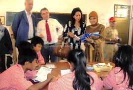 Kartika Soekarnoputri dan Bupati Rustriningsih melihat bahan materi ajar bagi para siswa di sekolah