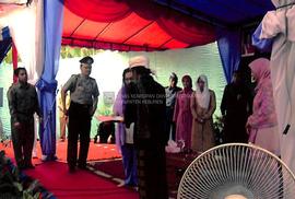 Presiden Megawati Soekarnoputri memberikan bantuan kepada pemilik Ponpes Al Falah Somalangu Kabup...