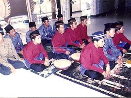 Grup rebana duduk dengan khidmat menyaksikan proses akad nikah Bupati Kebumen di Masjid Agung Kau...