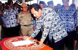 Gubernur Jawa Tengah, H. Mardiyanto, menandatangani Surat Keputusan Kepala Daerah Tingkat I tenta...