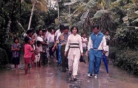 Bupati Kebumen Dra. Rustriningsih berjalan menyusuri lokasi banjir di Kecamatan Mirit