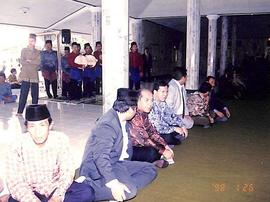 Tamu undangan hadir untuk mengikuti proses akad nikah di Masjid Agung Kauman Kebumen