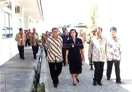 Bupati Rustriningsih bersama dengan Direktur Jenderal Pajak Hadi Poernomo berjalan berkeliling me...