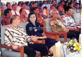 Bupati Rustriningsih dan Direktur Jenderal Pajak Hadi Poernomo duduk berdampingan saat acara pere...