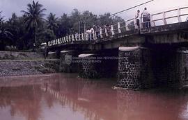 Bupati Kebumen Dra. Rustriningsih melihat kebawah dari atas jembatan yang patah akibat banjir