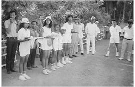 Foto Masyrakat berdiri di pinggir lapangan tenis yang akan diresmikan, menunggu kedatangan Bupati...