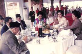 Tamu VVIP yaitu Gubernur Jawa Tengah H. Mardiyanto dan istri duduk bersama menikmati hidangan