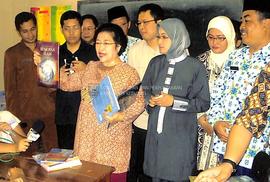 Presiden Megawati Soekarnoputri mengajak penggunaan buku paket materi pembelajaran kepada siswa