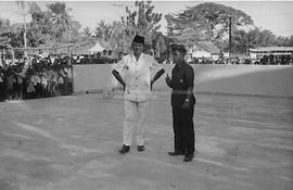 Foto Bupati Kebumen, R. Soepeno Soerjodiprojo berbincang dengan Camat Prembun di lapangan tennis ...