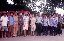 Gubernur Jawa Tengah H. Mardiyanto dan Bupati Kebumen Dra. Rustriningsih berfoto bersama warga