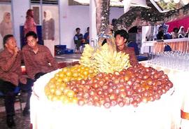 Buah lokal seperti pisang, jeruk, dan salak disajikan pada acara resepsi pernikahan Bupati Rustri...