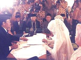 Bupati Kebumen Dra. Rustriningsih menandatangani berkas administrasi pernikahan