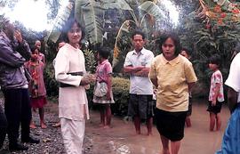 Bupati Kebumen Dra. Rustriningsih berinteraksi dengan warga yang terdampak banjir