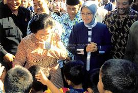Situasi ketika Presiden Megawati Soekarnoputri berinteraksi dengan para siswa generasi penerus ba...