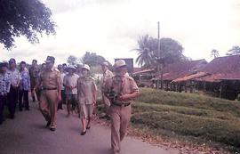 Gubernur Jawa Tengah H. Mardiyanto dan Bupati Kebumen Dra. Rustriningsih berjalan bersama meningg...