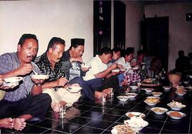 Warga berkumpul dan menikmati hidangan pada acara Kenduri atau syukuran di malam hari (Tampak Kanan)