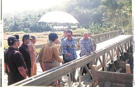Gubernur Jawa Tengah, H. Mardiyanto meninjau lapangan proyek pembangunan jembatan