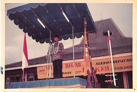 Foto Pidato sambutan oleh Sudharmono, S.H kepada warga Kebumen yang hadir di alun-alun pendopo (t...