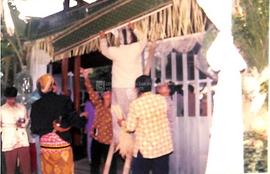 Prosesi Pasang Tarub dengan bleketepe di depan Pendopo Bupati