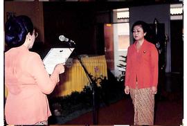 Foto Pengambilan sumpah jabatan oleh Ketua Dharma Wanita kepada Ibu Amin Soedibyo selaku Ketua Dh...