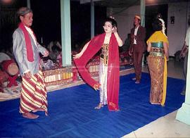 Warga menari diiringi musik gamelan di malam hari