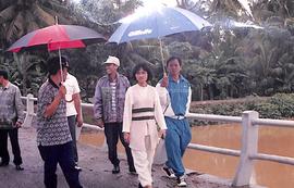 Bupati Kebumen Dra. Rustriningsih berjalan meninggalkan jembatan yang patah akibat banjir