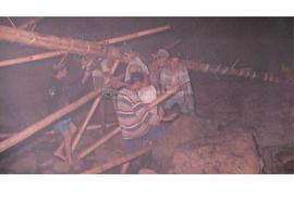 Warga sedang merakit bambu untuk dibuat tangga panjang