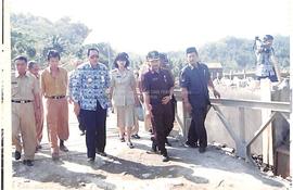 Ditemani oleh Bupati Kebumen, Dra. Rustriningsih, Gubernur Jawa Tengah, H. Mardiyanto berjalan me...