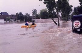 Kondisi banjir saat perahu karet menyusuri area Kecamatan Mirit