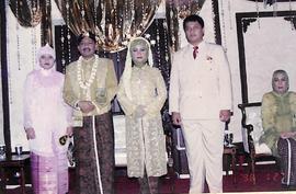 Kepala Bappeda, M. Arif Irwanto dan istri berfoto bersama kedua mempelai pengantin