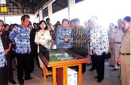 Gubernur Jawa Tengah, H. Mardiyanto, dan Bupati Kebumen, Dra. Rustriningsih, melihat maket miniat...