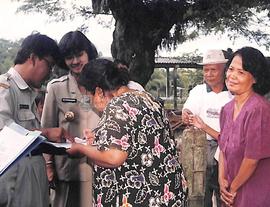 Warga menandatangani berita acara penyerahan bantuan sosial di depan Bupati Kebumen Dra. Rustrini...