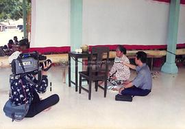Ratih TV mewawancarai juru kunci pesanggrahan tentang ritual penyucian pesanggrahan sebelum mengu...