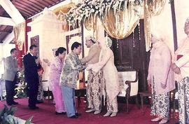 Tamu undangan memberikan selamat pada kedua mempelai pengantin dan keluarga pengantin wanita