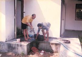 Juru kunci mulai membersihkan pesanggrahan Nyi Roro Kidul di Desa Karangbolong