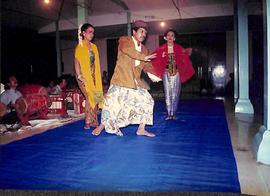 Baik warga pria maupun wanita menari jawa diiringi musik gamelan