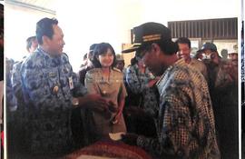 Gubernur Jawa Tengah, H. Mardiyanto, dan Bupati Kebumen, Dra. Rustriningsih, berkunjung ke lokasi...