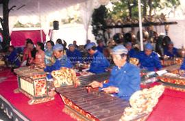 Musik gamelan mengiringi acara resepsi pernikahan Bupati Kebumen Dra. Rustriningsih