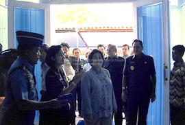 Bupati Rustriningsih menjelaskan fasilitas Gedung Press Center kepada Presiden Megawati Soekarnop...
