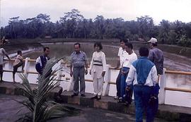 Bupati Kebumen Dra. Rustriningsih meninjau jembatan yang patah akibat banjir
