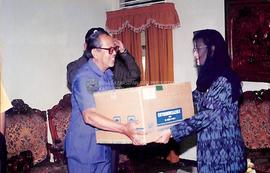 Bupati Kebumen Dra. Rustriningsih menerima paket bantuan obat