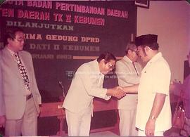 Foto Bupati Kebumen bersalaman dengan Ketua DPRD, Soewandi