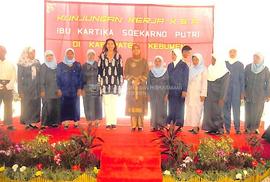 Foto bersama Bupati Rustriningsih dengan Ibu Kartika Soekarnoputri pada Kunjungan Kerja KSF (Kart...