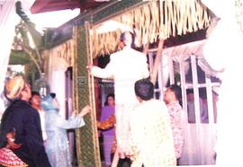 Prosesi Pasang Tarub dengan bleketepe di depan Pendopo Bupati dilakukan oleh keluarga mempelai pe...